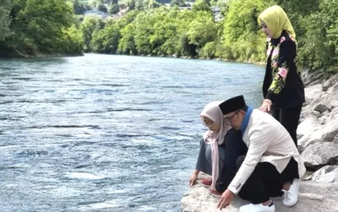 
					Ridwan kamil beserta istri saat di pinggir sungai Aare di Bern, Swiss. 