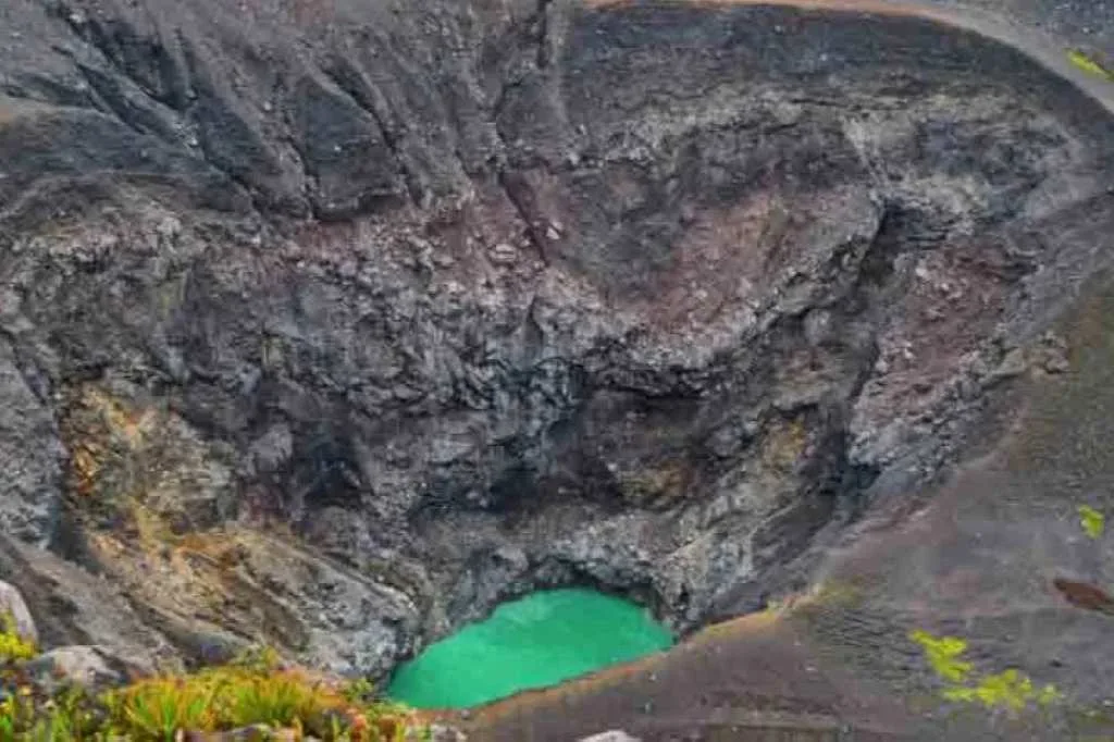 Pesona Kawah Mati Dari Puncak Ketinggian Bukit Kaba