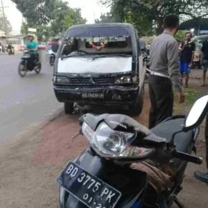 Motor Bebek Vs Mobil Pick Up, Warga Seluma Dilarikan Ke Rumah Sakit