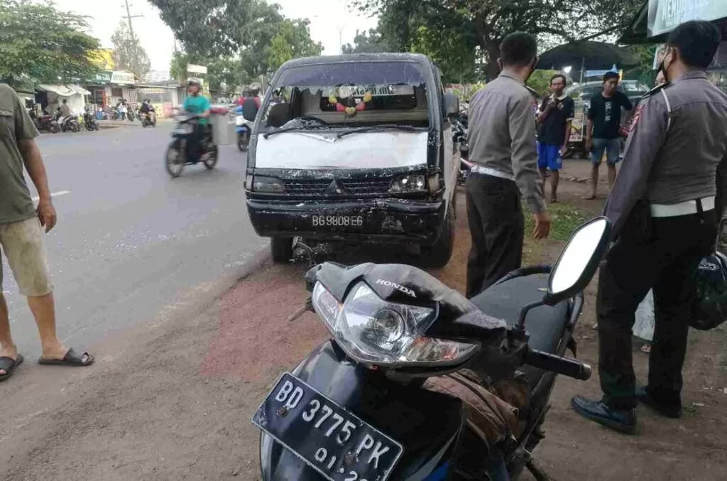 Motor Bebek Vs Mobil Pick Up, Warga Seluma Dilarikan Ke Rumah Sakit