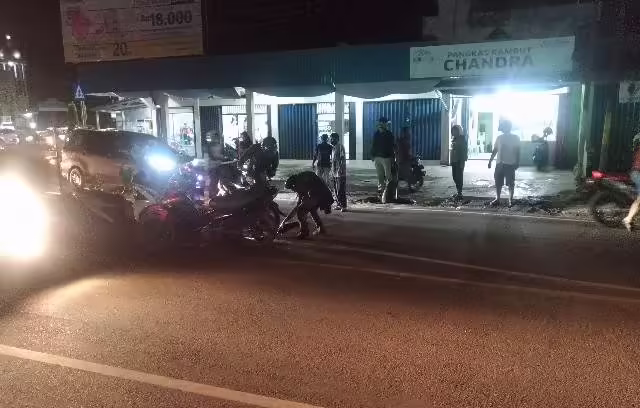 Tabrak Orang Gila, Seorang Pemuda Terkapar Di Simpang 4 Pagar Dewa