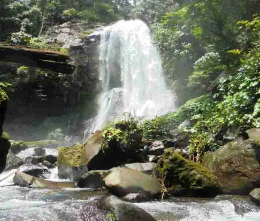 Indahnya Air Terjun Semelako