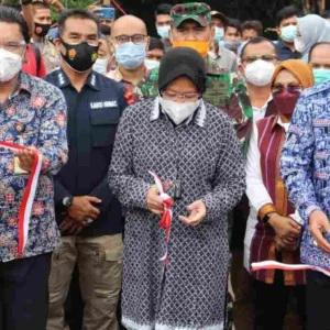 Resmikan Jalan dan 16 MCK Dari SMSI, Mensos Risma : Terima Kasih SMSI