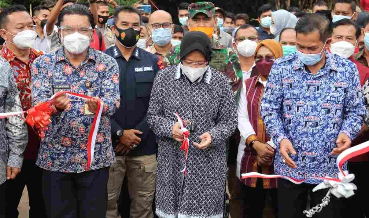 Resmikan Jalan dan 16 MCK Dari SMSI, Mensos Risma : Terima Kasih SMSI