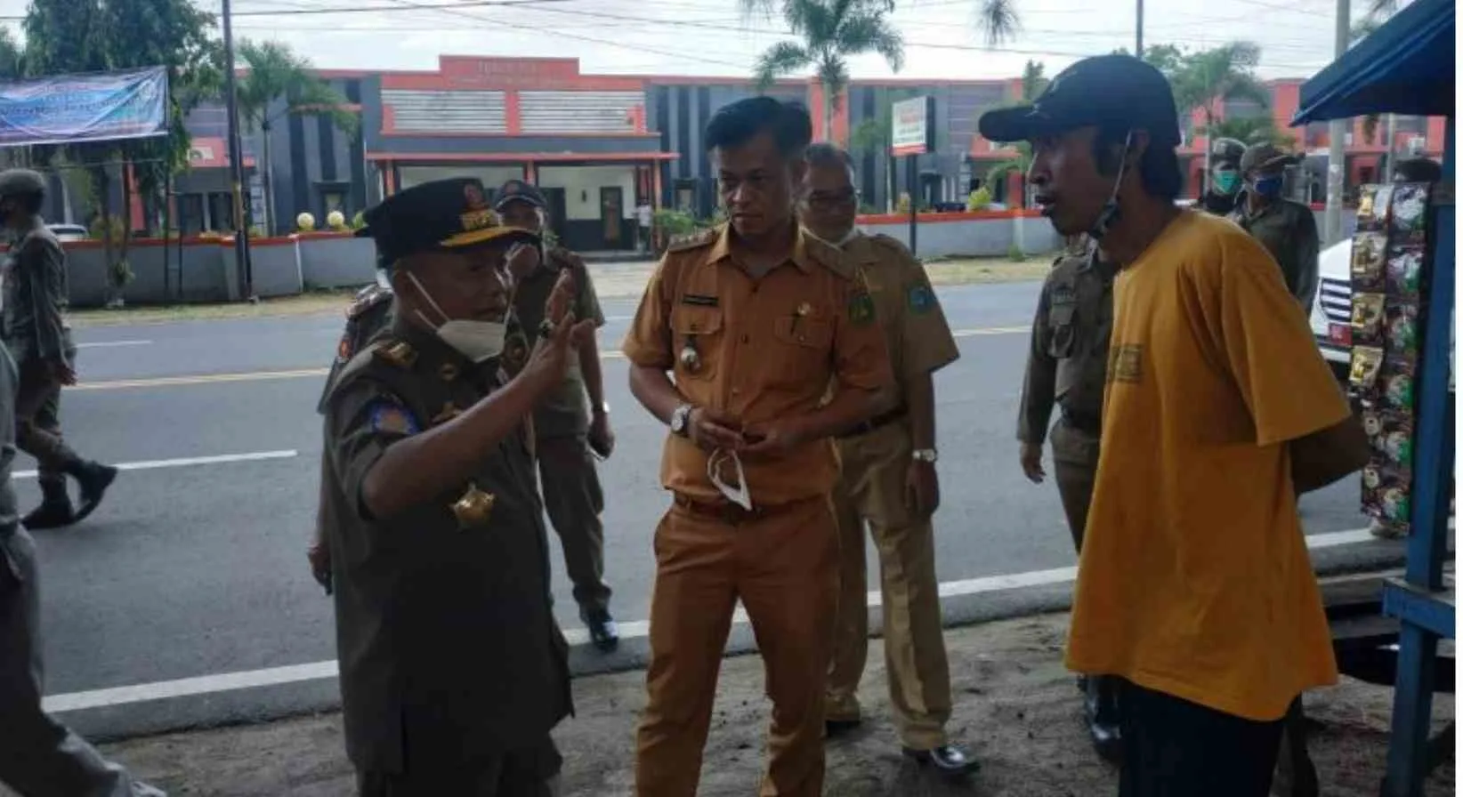 Satpol PP Kota Bengkulu dan Dispar Tertibkan Pedagang Pantai, Banyak Pelanggar