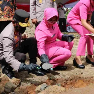 Bedah Rumah Alm Aipda Barus, Kapolda Bengkulu Letakkan Batu Pertama