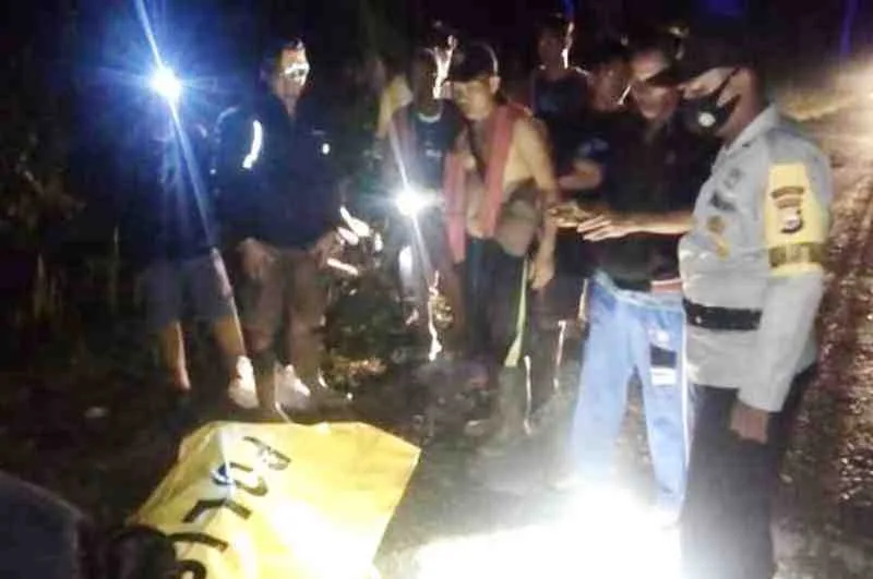 Bersama Warga, Polres Seluma Evakuasi Temuan Jenazah