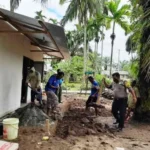 Bhabinkamtibmas Polsek Lubuk Pinang Bedah Rumah Warga Kurang Mampu