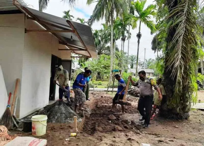 Bhabinkamtibmas Polsek Lubuk Pinang Bedah Rumah Warga Kurang Mampu