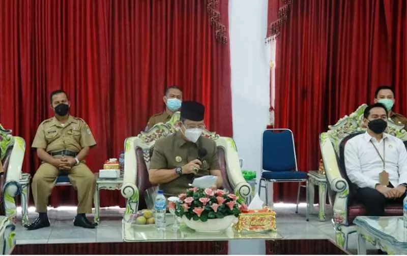 Bupati Bundra Jaya menandatangani Dokumen Penyerahan PPI Pasar Seluma Kepada Provinsi Bengkulu