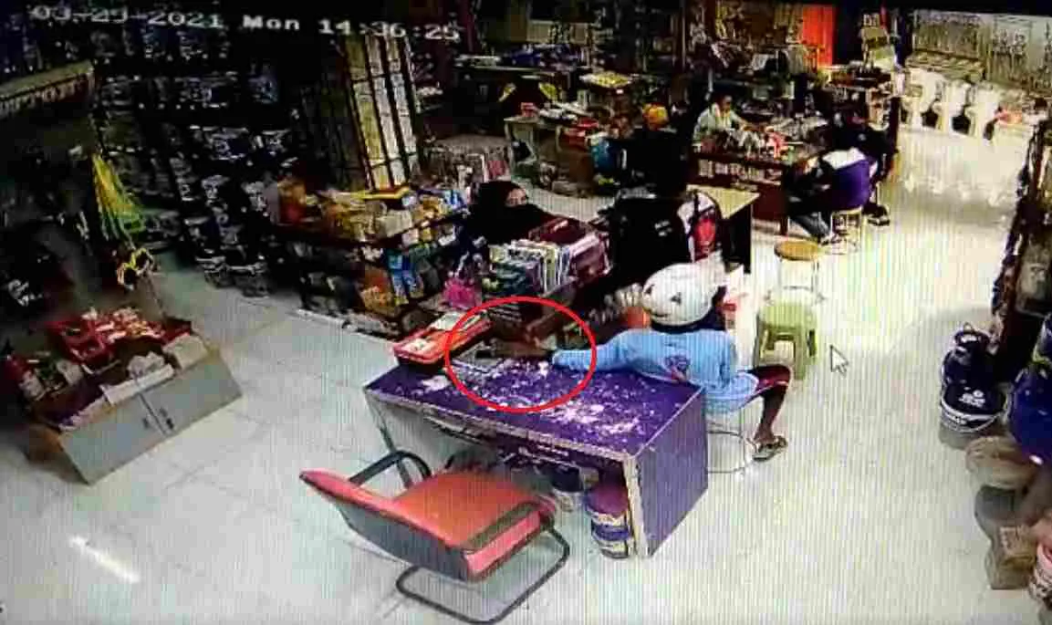 Diduga Lakukan Pencurian Handphone, Pria Ini Terekam CCTV Pengaman
