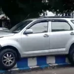 Diduga Mengantuk, Mobil Plat Merah Panjat Trotoar