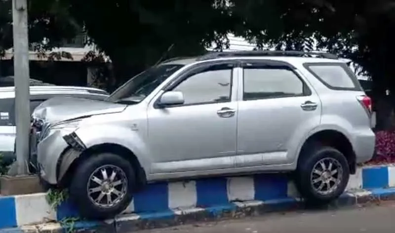 Diduga Mengantuk, Mobil Plat Merah Panjat Trotoar