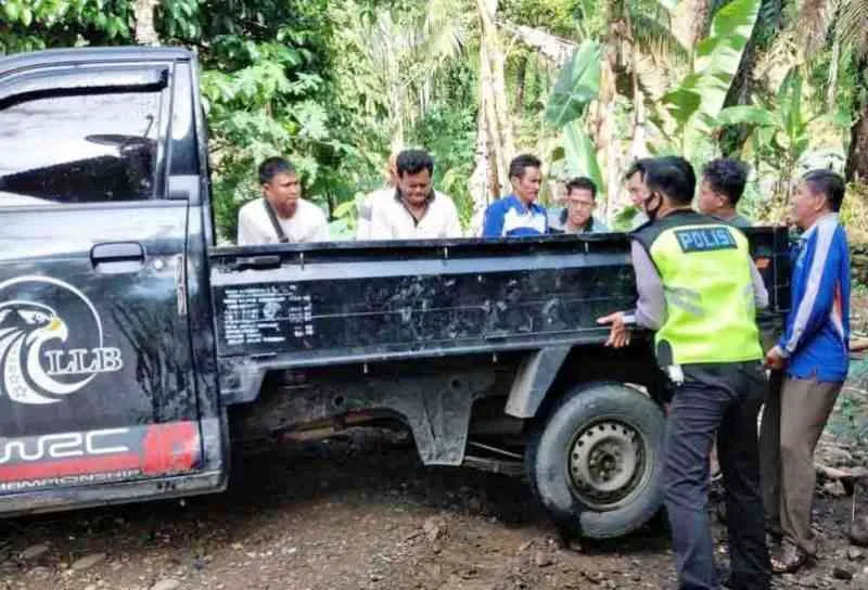 Lakalantas, Mobil Pick Up Meluncur Ke Jurang