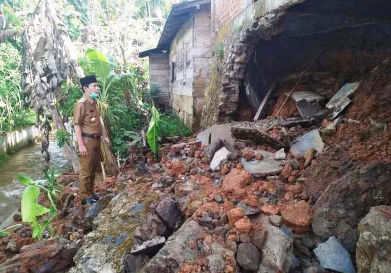Mendengar Laporan Warga, Bupati dan Wabup Lebong Langsung Tinjau Lokasi Banjir