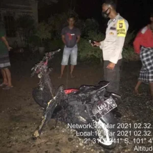 Merasa Sesak Karena Banyak Asap, Warga Dikagetkan Motor Yang Sudah Terbakar di Dalam Rumah