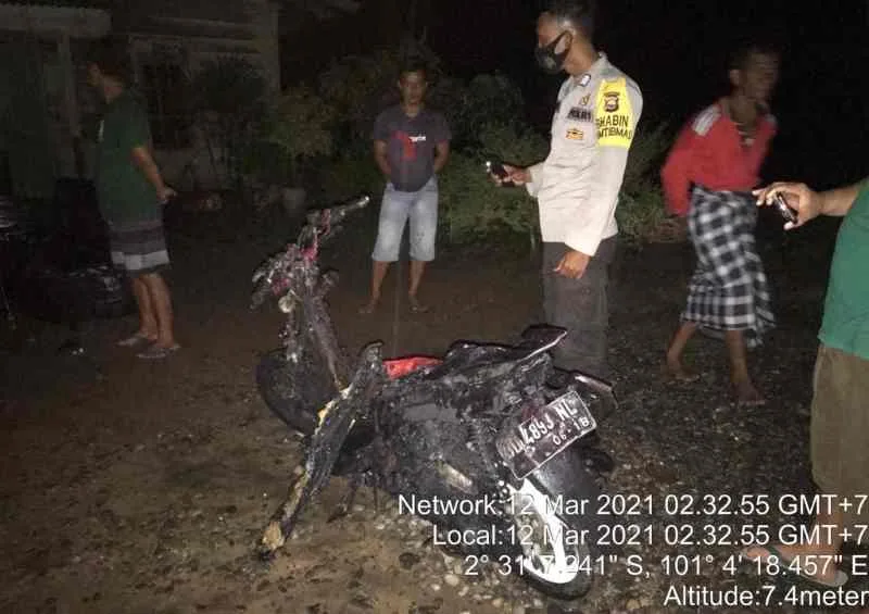 Merasa Sesak Karena Banyak Asap, Warga Dikagetkan Motor Yang Sudah Terbakar di Dalam Rumah