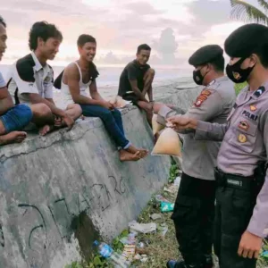 Nongkrong Tanpa Prokes dan Konsumsi Tuak, Kerumunan Dibubarkan Polres Mukomuko