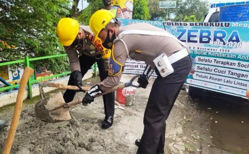 Operasi Zebra Nala 2020, Satlantas Polres Bengkulu Tambal Jalan Berlubang