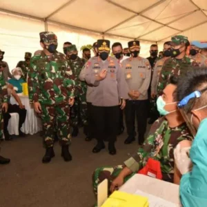 Panglima TNI dan Kapolri Tinjau Langsung Vaksinasi Personil Prajurit TNI-Polri di Polda Kepri