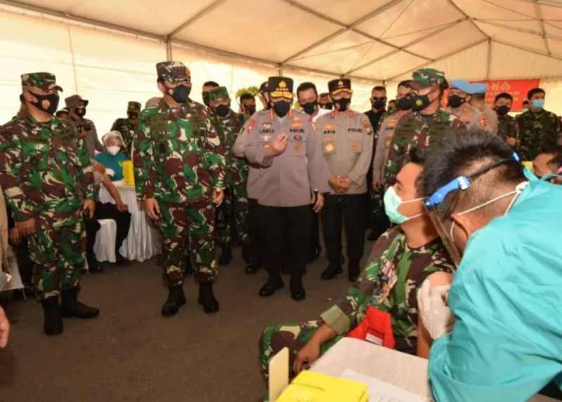 Panglima TNI dan Kapolri Tinjau Langsung Vaksinasi Personil Prajurit TNI-Polri di Polda Kepri
