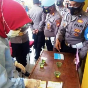 Pastikan Bebas Narkoba, 100 Personil Polres Lebong Di Cek Urine