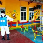 Tekan Penyebaran Covid-19, Unit KBR Satbrimobda Polda Bengkulu Semprot Disinfektan