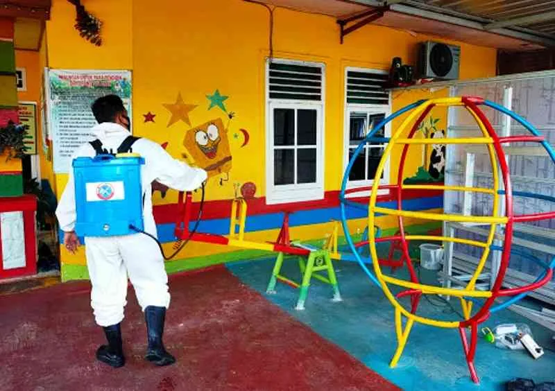 Tekan Penyebaran Covid-19, Unit KBR Satbrimobda Polda Bengkulu Semprot Disinfektan
