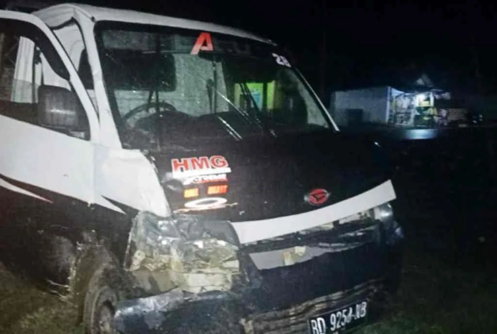 Tikungan Tajam, Hilux dan Grandmax Adu Kambing di Jalan Lintas