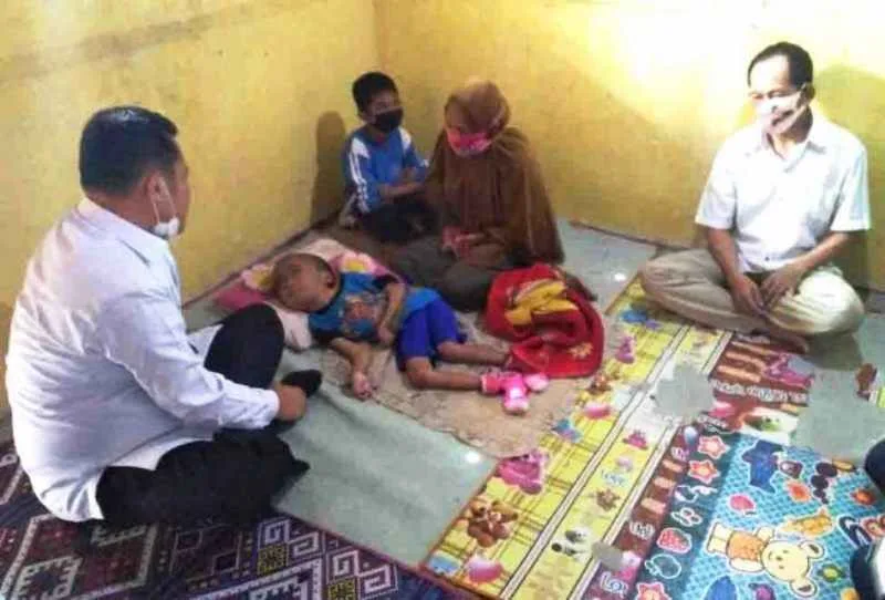 Wabup Benteng Kunjungi Dua Bocah DiDuga Mengidap Gizi Buruk