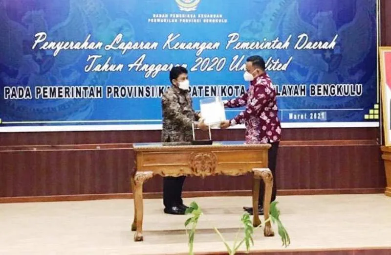 Bupati Erwin Serahkan LKPD un-audited Pemerintah Kabupaten Seluma TA 2020 ke BPK