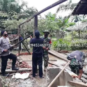 Dampak Cuaca Extreme, Rumah Warga Tertimpa Pohon Tumbang