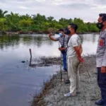 Pihak Kepolisian Evakuasi Mayat yang ditemukan Pemancing