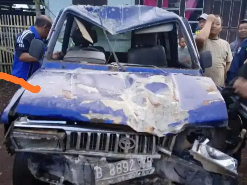 Tabrak Pagar Rumah Warga, Pengemudi Mobil Ngacir