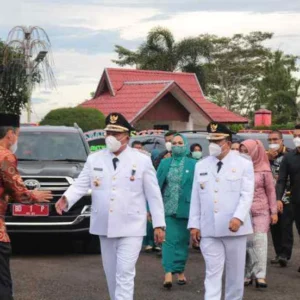 Usai Dilantik Gubernur Bengkulu Bupati Erwin dan Wakil disambut Acara Adat