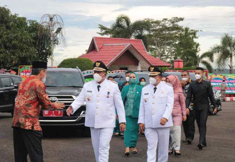 Usai Dilantik Gubernur Bengkulu Bupati Erwin dan Wakil disambut Acara Adat
