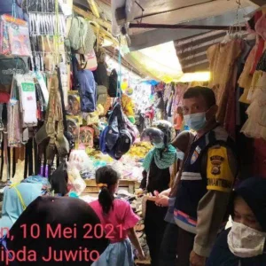 Berkeliling Pasar Muara Aman, Bhabikamtibmas Polres Lebong Himbau Prokes