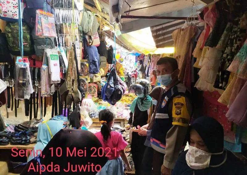 Berkeliling Pasar Muara Aman, Bhabikamtibmas Polres Lebong Himbau Prokes