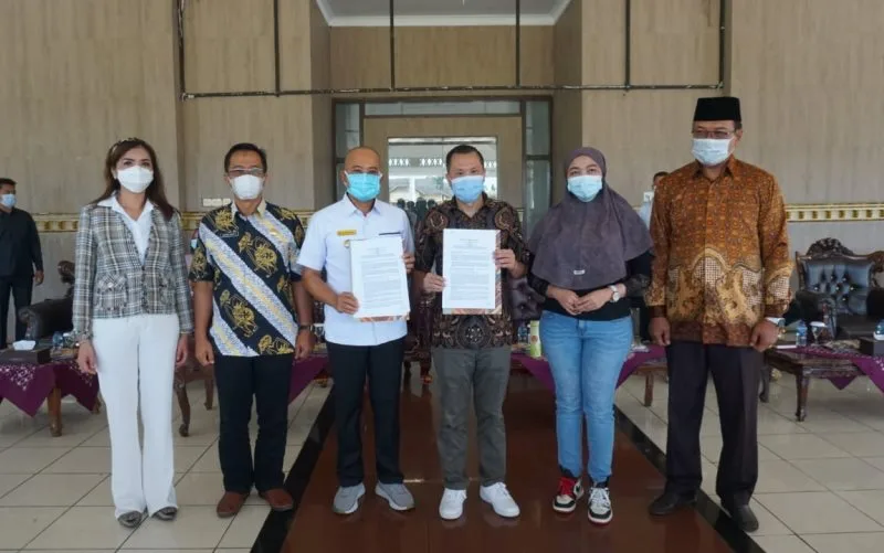 Bupati Gusnan MoU Kios Sekundang dan Jawara Dengan PT. DWN