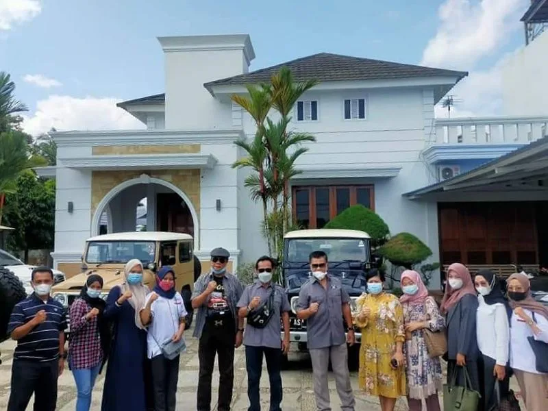 Komunitas Hardtop Bengkulu Berbagi Paket Sembako