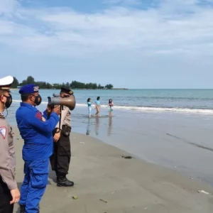 Personil Pospam Pantai Zakat Aktif Berikan Himbauan Kepada Wisatawan