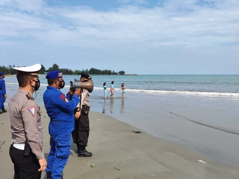 Personil Pospam Pantai Zakat Aktif Berikan Himbauan Kepada Wisatawan