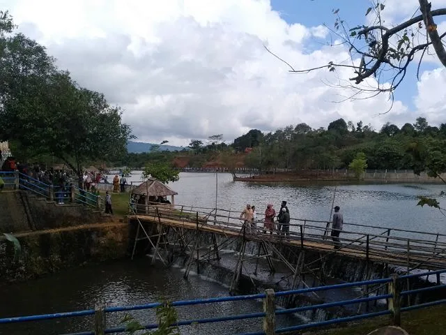 Suasana Objek Wisata Picung di Hari Raya Idul Fitri dalam Bayang Pandemi Covid-19