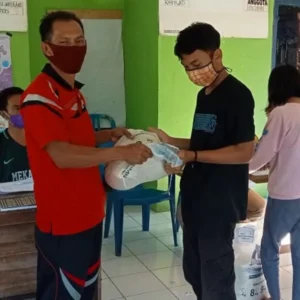 Desa Tanjung Dalam Bagikan Bantuan Beras Kepada Warganya