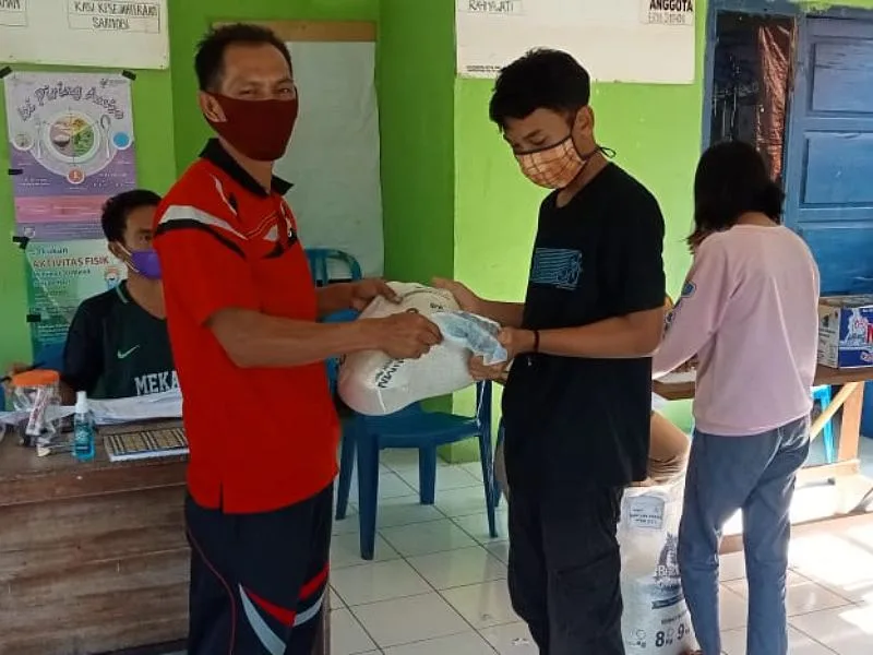 Desa Tanjung Dalam Bagikan Bantuan Beras Kepada Warganya