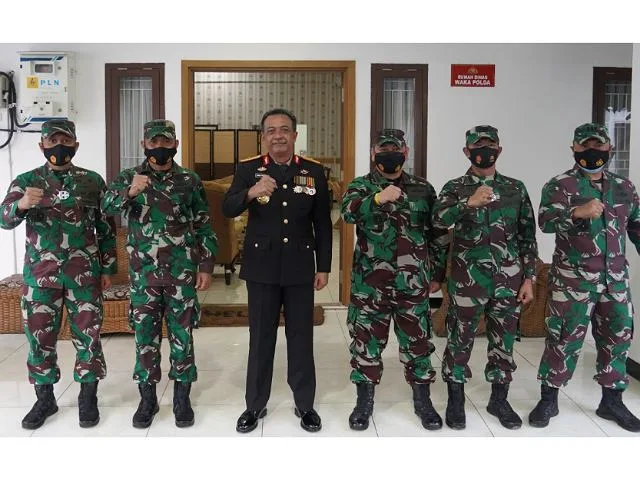 Kasrem 041/Gamas dengan PJU Korem 041/Gamas Memberikan Surprise Kepada Wakapolda Bengkulu