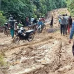 Memilukan, Karena Jalan Rusak Desa Di Kaur ini Terpaksa Gotong Warga Sakit Pakai Keranda