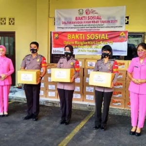 Peringati HUT Ke -73 dan HKGB ke – 69, Polwan Dan Bhayangkari Bagikan 168 Paket Sembako