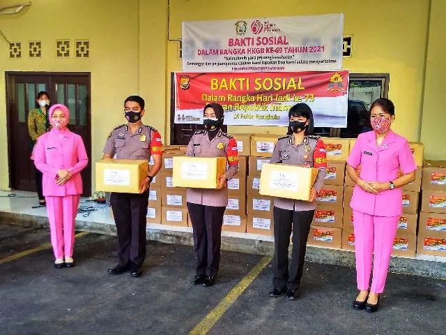 Peringati HUT Ke -73 dan HKGB ke – 69, Polwan Dan Bhayangkari Bagikan 168 Paket Sembako