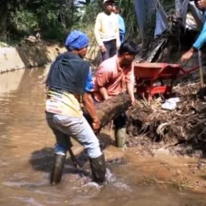 Tak Mau Kecolongan, DPUPR Bersihkan Drainase
